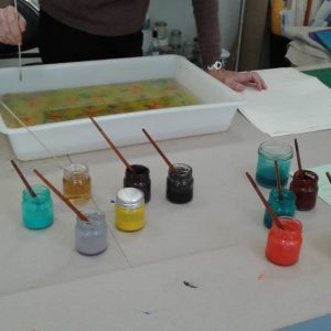 Cours de papier marbré à la cuve - Atelier de reliure