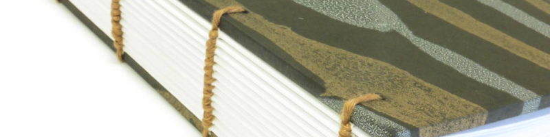 Reliure copte avec un papier marbré sur les plats - Atelier de reliure